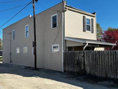 Main picture of 120 Oak St