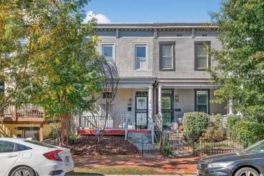 Main picture of 902 13th St NE