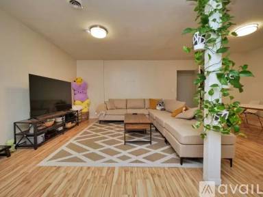 Main picture of 5900 Ortega St