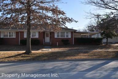 Main picture of 305 W 5th St