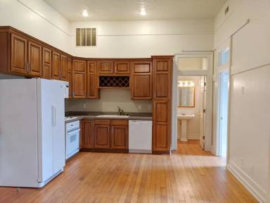 Main picture of 112 1/2 W 6th St