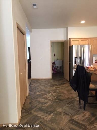 Main picture of 829 W Polo Ridge Dr