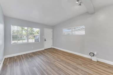 Main picture of 2903 E Michigan St