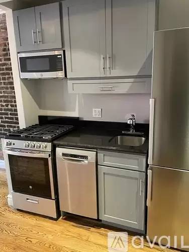 Main picture of 422 E 9th St