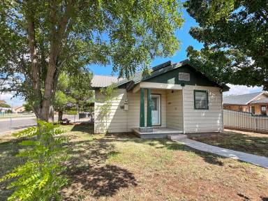 Main picture of 300 E Alston St