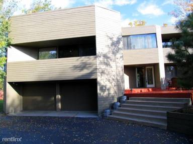 Main picture of 7 E Belleview Dr