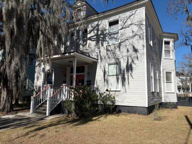 Main picture of 836 E Henry St