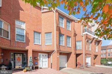 Main picture of 3226 Chaucer St