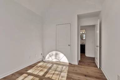 Main picture of 866 College St