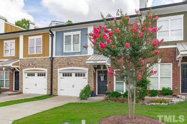 Main picture of 848 Queen City Cres