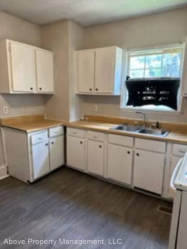 Main picture of 695 Hugh St