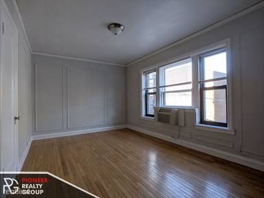 Main picture of 837 W Wolfram Apartments