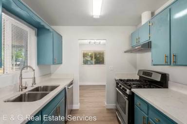 Main picture of 1018 W 10th St