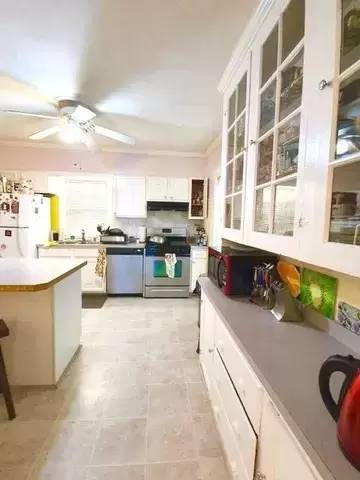 Main picture of 8 1/2 Allen Street