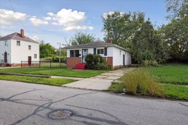 Main picture of 3713 E 144th St