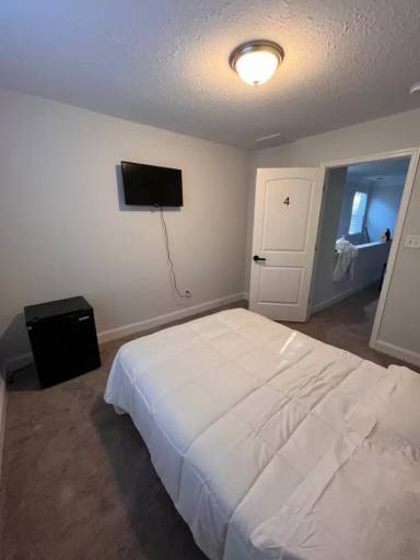 Main picture of 633 Vaughan Ave