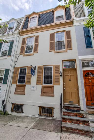 Main picture of 3938 Delancey St