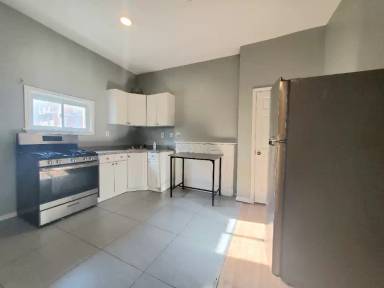 Main picture of 37 Oak St