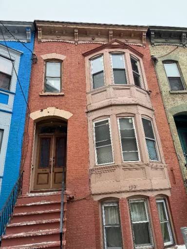 Main picture of 179 Elk St