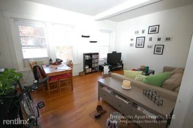 Main picture of 1595 Beacon St