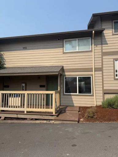 Main picture of 955 NE Elm St