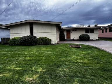 Main picture of 2088 Holly St
