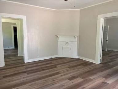 Main picture of 210 E Park St