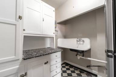 Main picture of 37 W Saint Clair St