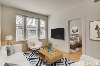 Main picture of 2060 N Damen Ave