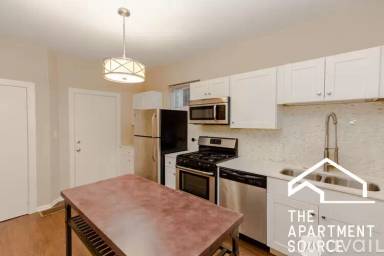 Main picture of 2445 N Clybourn Ave