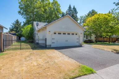 Main picture of 19350 SW 51st Ave