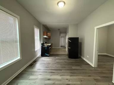 Main picture of 726 E 93rd St