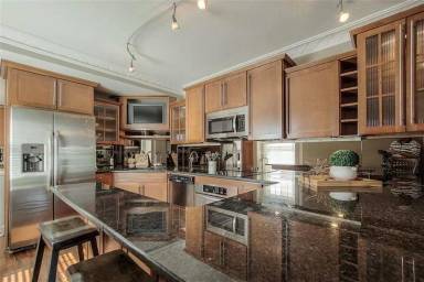 Main picture of 807 W 48th St