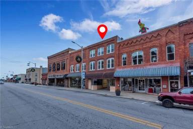 Main picture of 817 Main St