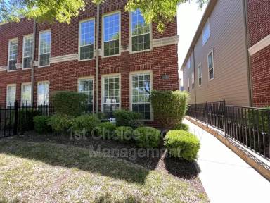 Main picture of 1015 W Bluff St