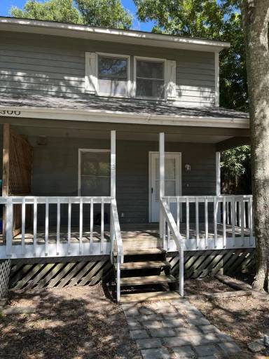 Main picture of 300 Lee Dr