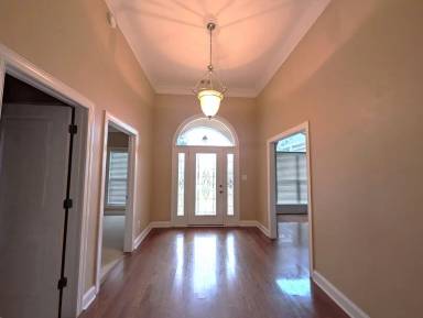Main picture of 140 Wessex Dr