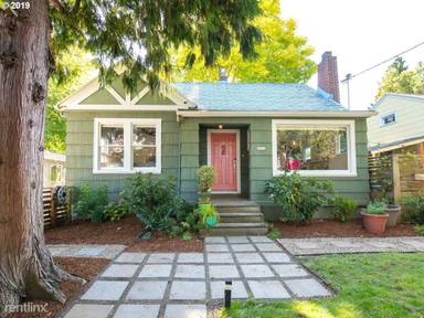 Main picture of 3012 SE Franklin St