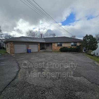 Main picture of 2260 Leonard St NE