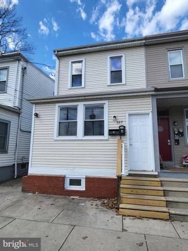 Main picture of 327 N Burlington St