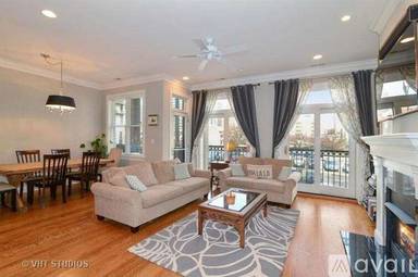 Main picture of 220 N Halsted St