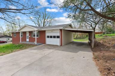 Main picture of 615 Oak St