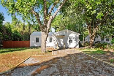 Main picture of 5745 Holland St
