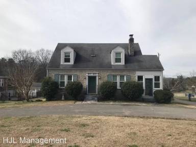 Main picture of 100 Fairway Dr