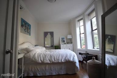 Main picture of 20 E 64th St