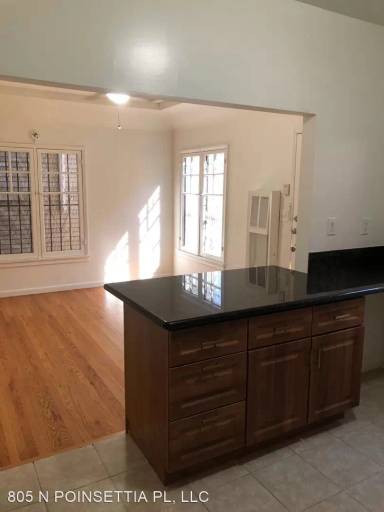 Main picture of 805 1/5 N Poinsettia Pl