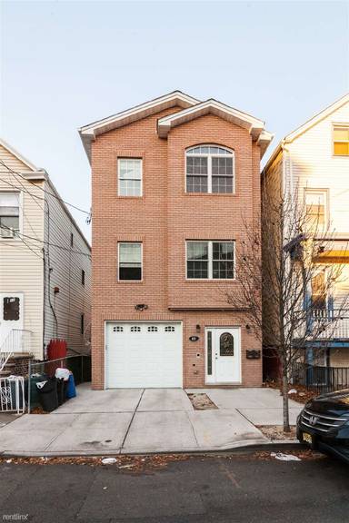 Main picture of 48 Manhattan Ave