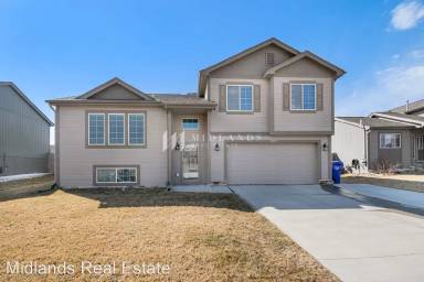 Main picture of 13806 S 43rd St