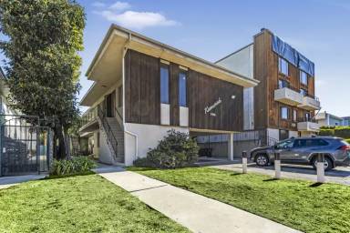 Main picture of 3966 Inglewood Blvd