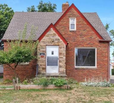Main picture of 262 E 208th St
